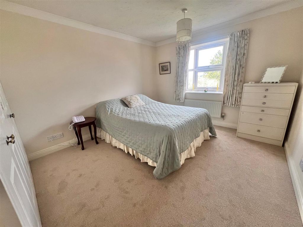 Property photo 3 of 14 Bed1.Jpg