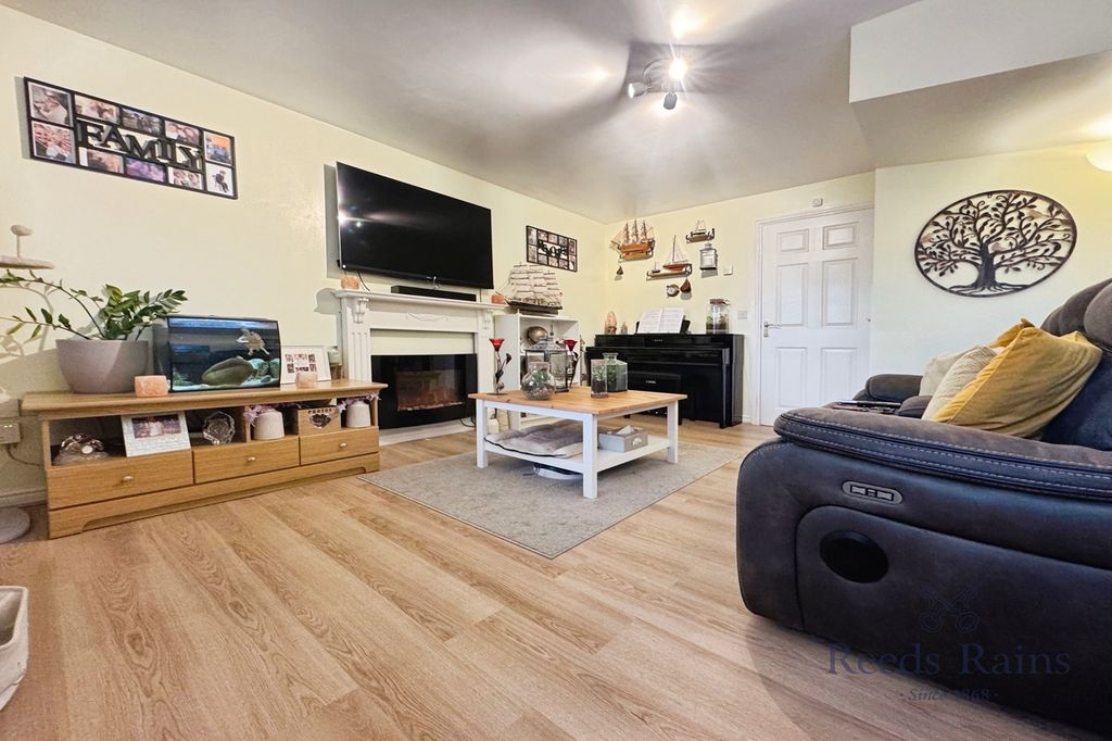 Property photo 2 of 17 Living Room