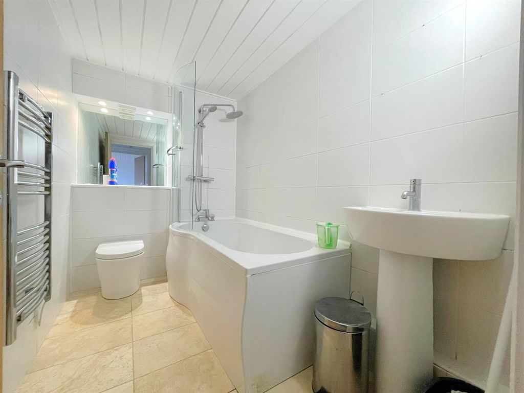 Property photo 3 of 11 Bathroom