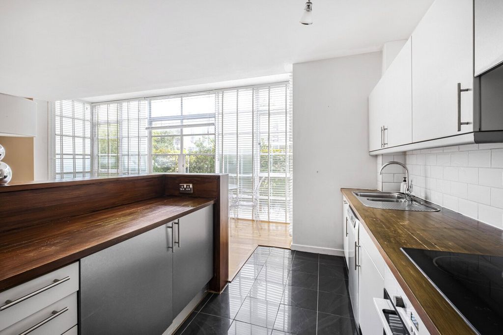 Property photo 3 of 19 Kitchen