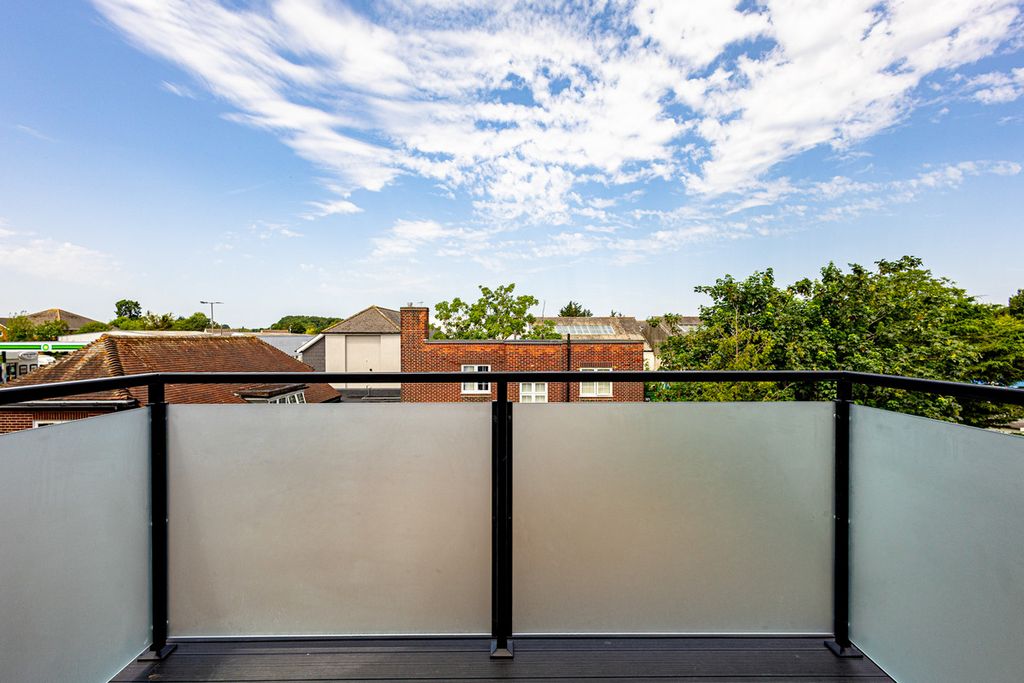 2 bed flat for saleHall Crescent, Benfleet SS7 photo 2