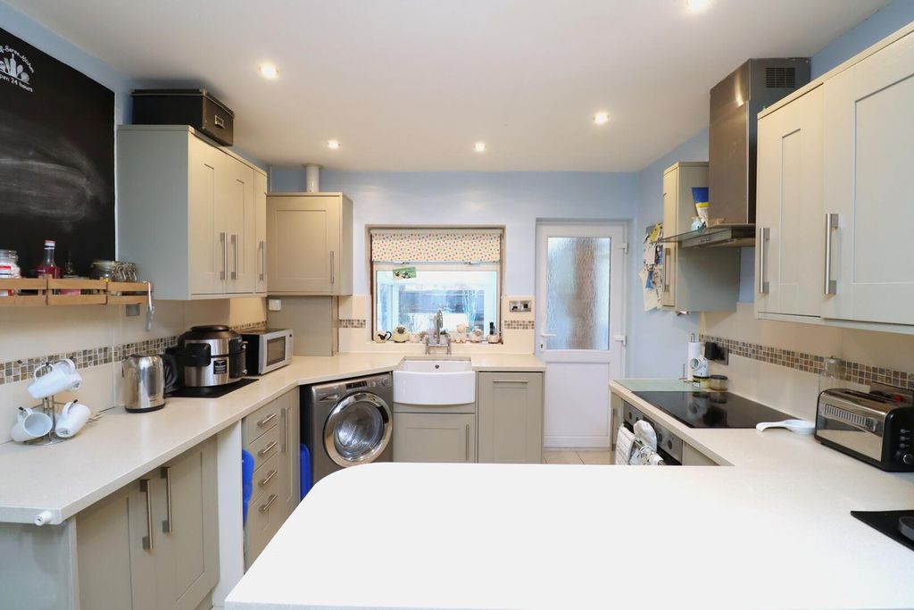 Property photo 3 of 20 Kitchen