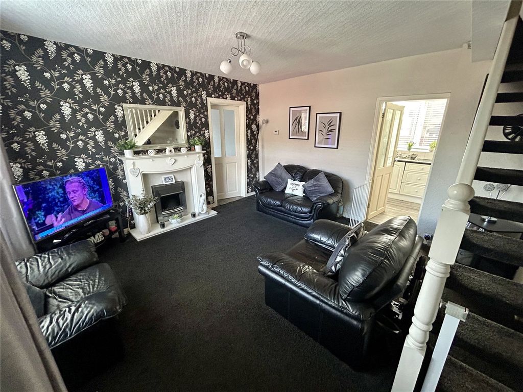 Property photo 3 of 18 Living Room