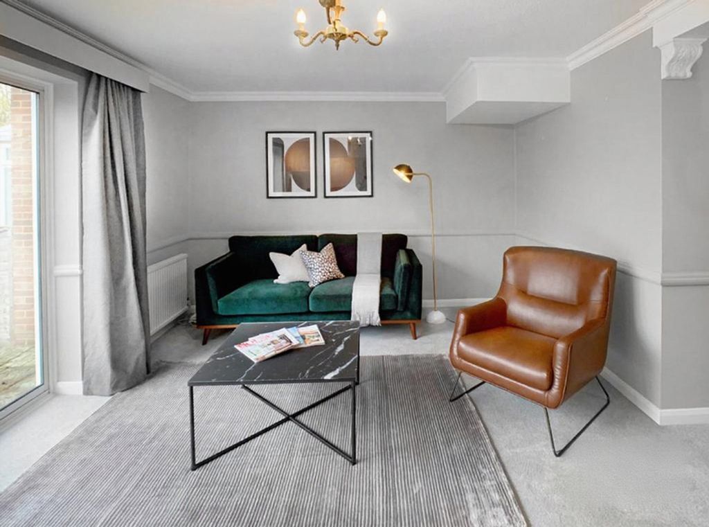 Property photo 1 of 21 Living Room