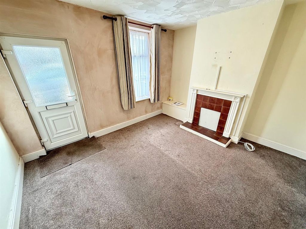 Property photo 3 of 10 Lounge