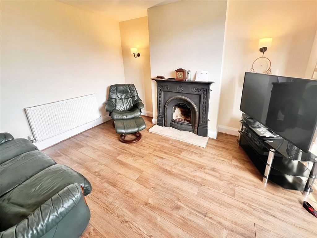 Property photo 3 of 16 Lounge