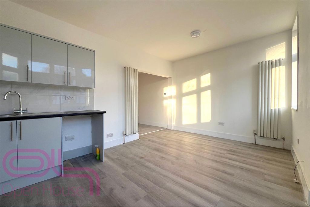 Property photo 3 of 9 Hounslow Avenue Kitchendiner 1.Jpg
