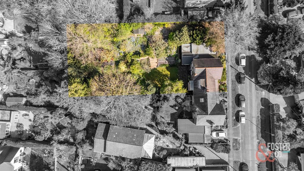 Property photo 2 of 32 Colebrook Road, 3-028Bw.Jpg