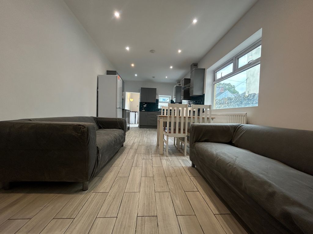 Property photo 1 of 13 Lounge