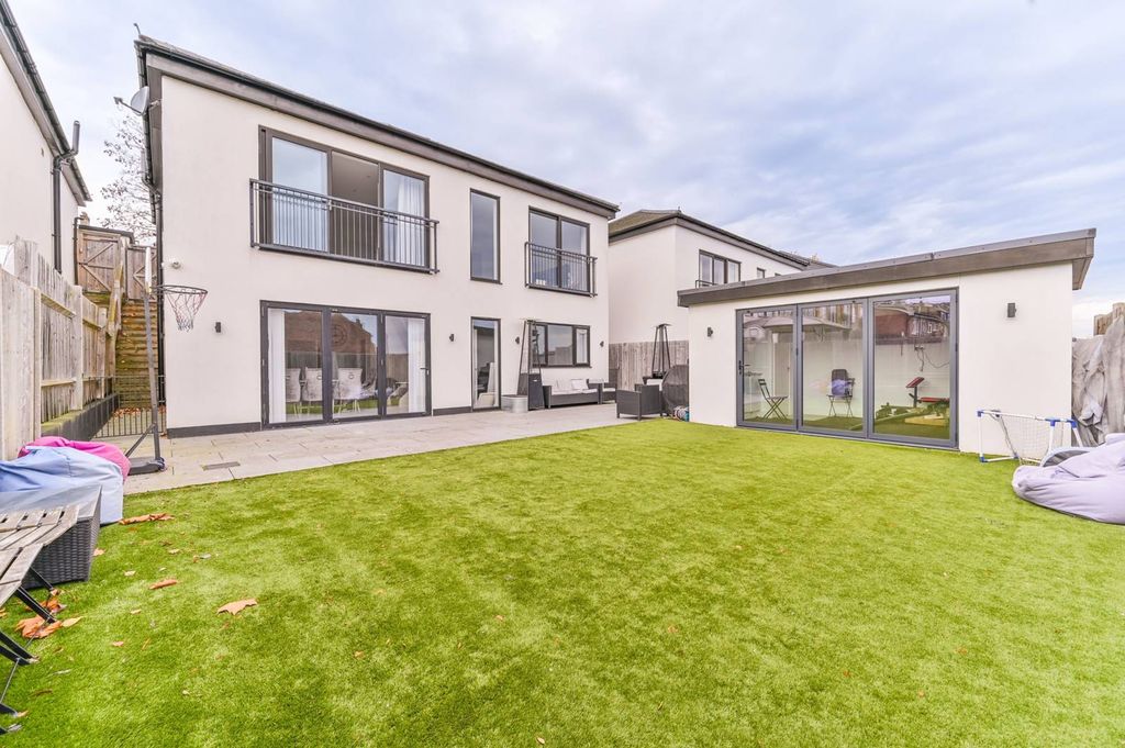 Property photo 2 of 31