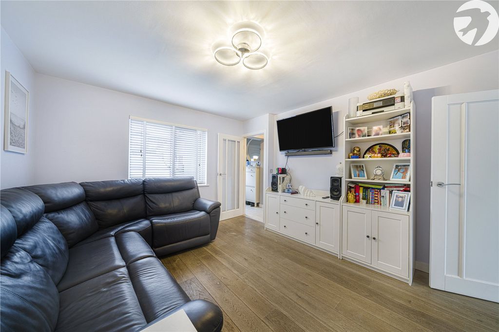 Property photo 3 of 20 Lounge