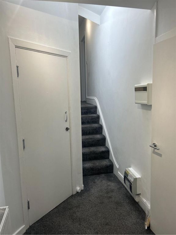 Property photo 3 of 6 Bright, Freshly Painted Hallway With New-Looking c...
