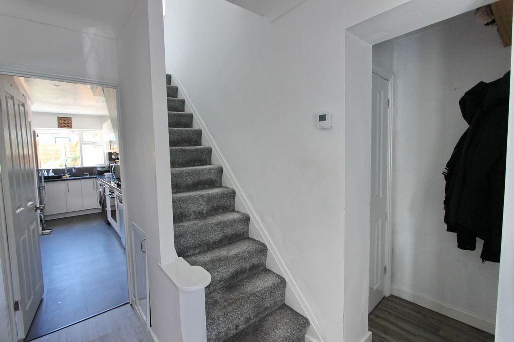Property photo 2 of 14 Entrance Way