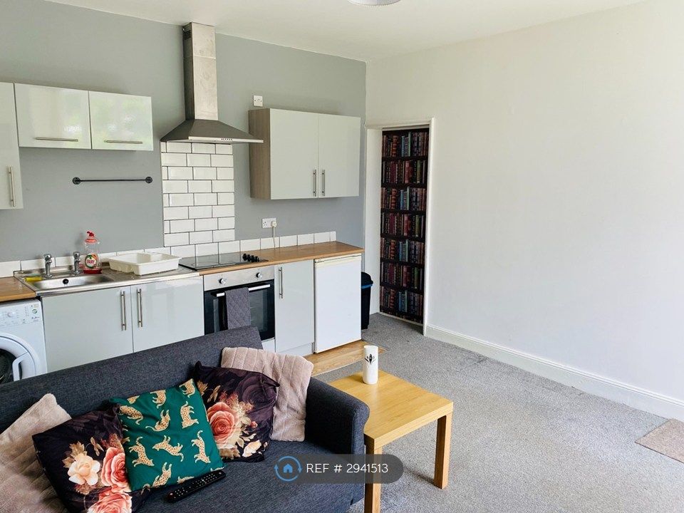 Property photo 3 of 8 Kitchen/Lounge