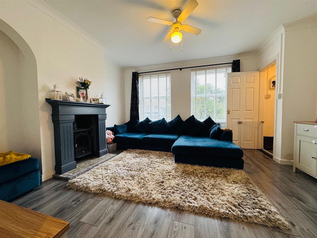 Property photo 2 of 17 Lounge: