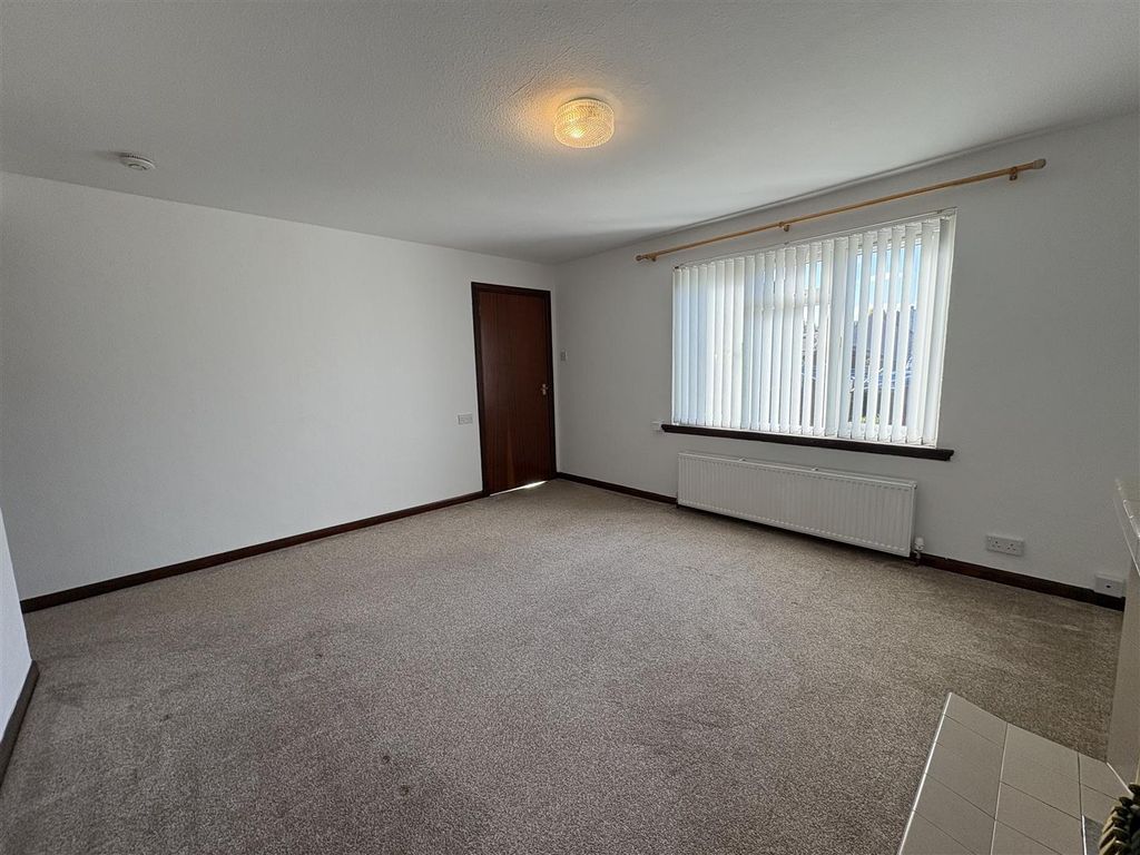 Property photo 3 of 15 Lounge