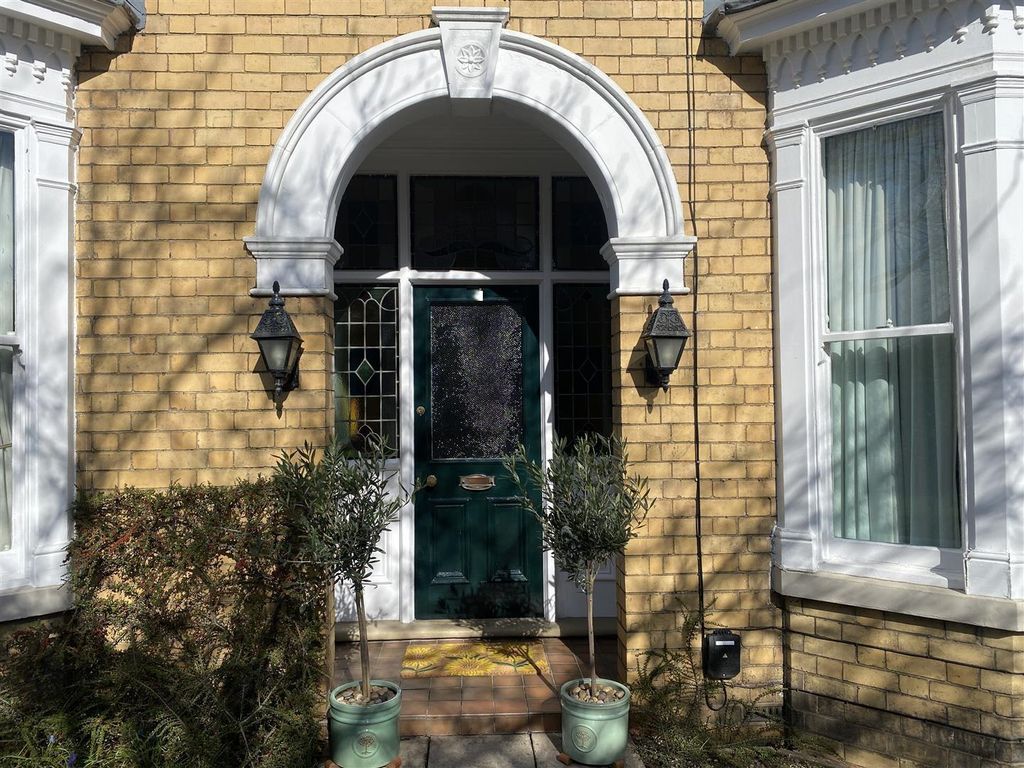 Property photo 2 of 45