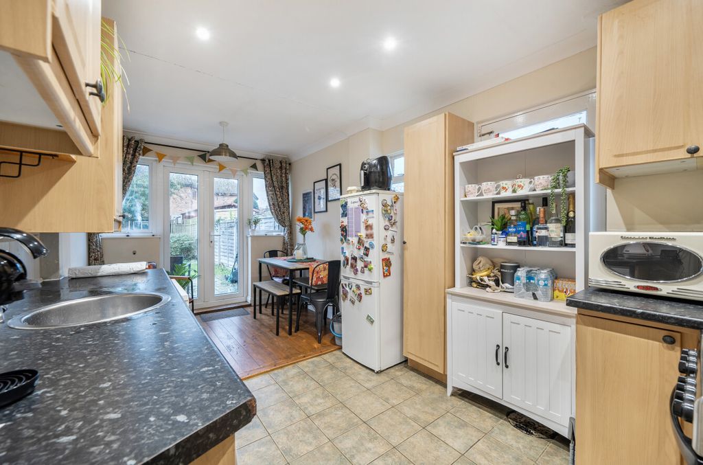 Property photo 3 of 14 1389052-10-693c2F...