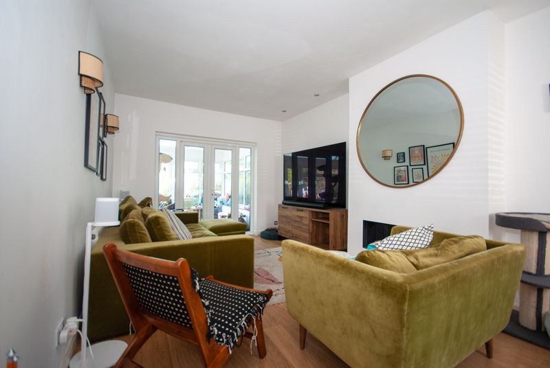 Property photo 3 of 17 Lounge
