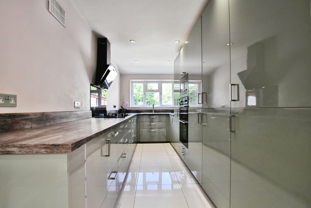 Property photo 2 of 22 Breakfast Kitchen