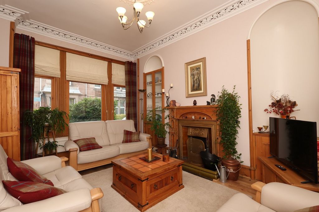 Property photo 2 of 33 Lounge