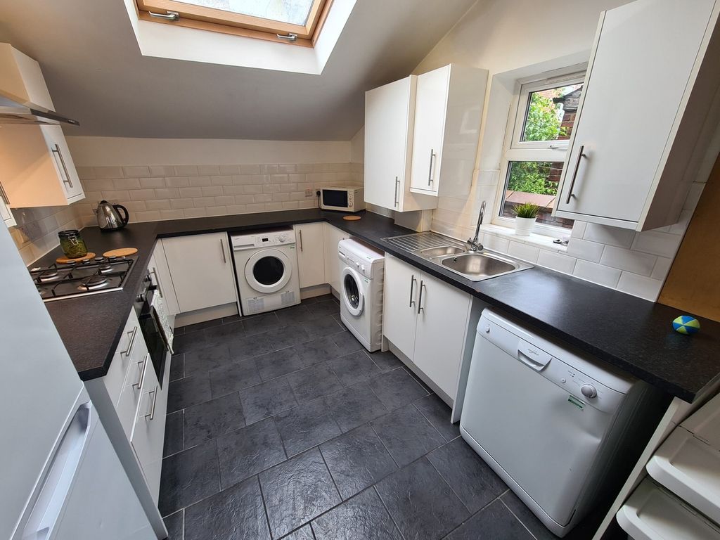 Property photo 2 of 12 A Bright And Modern Kitchen With Ample Storage And...