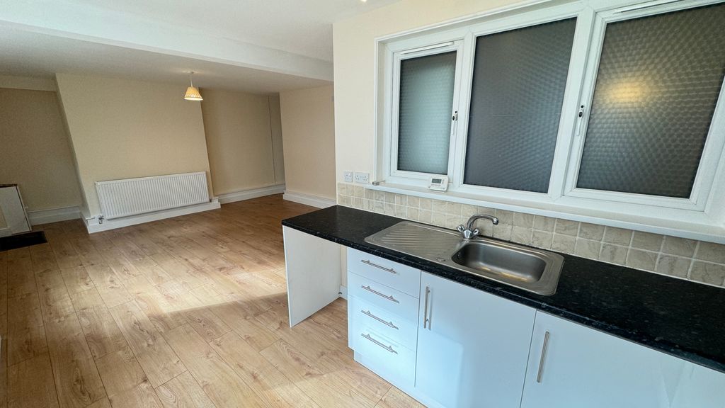 Property photo 3 of 11 Kitchen