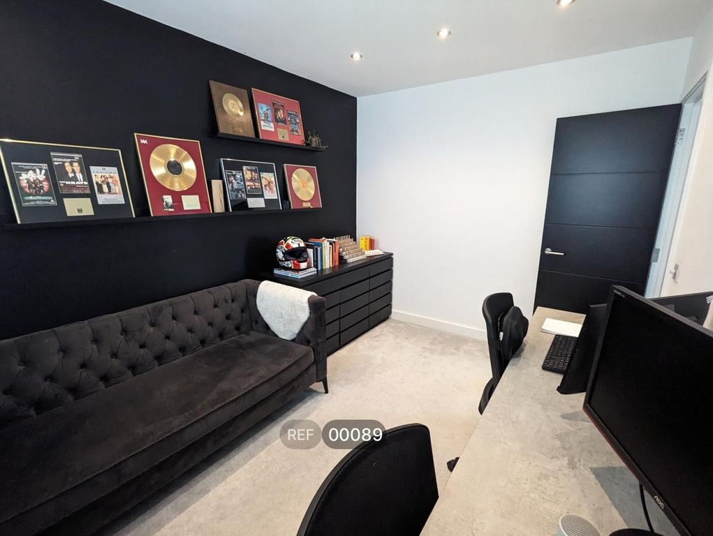 Property photo 3 of 8 Office