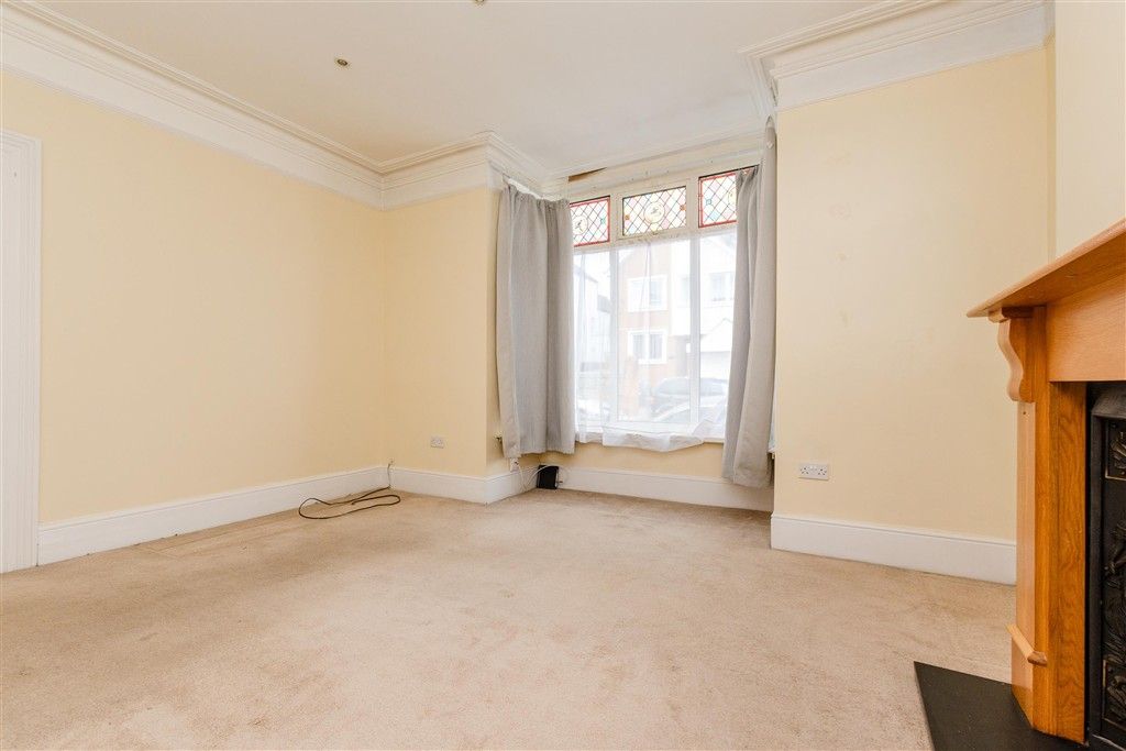 Property photo 3 of 12 Lounge