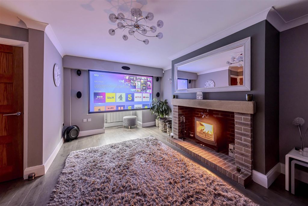 Property photo 3 of 39 Lounge