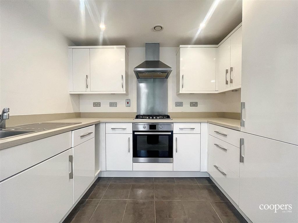 Property photo 3 of 10 Kitchen