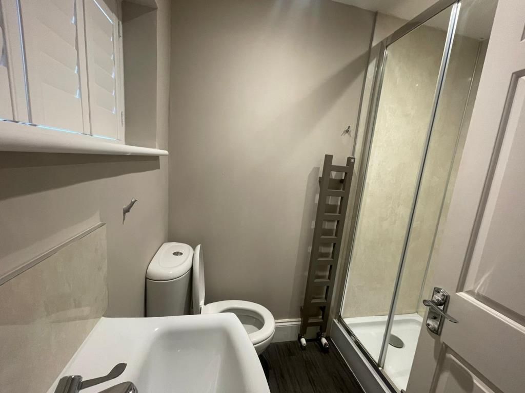 Property photo 2 of 6 En Suite Shower Room