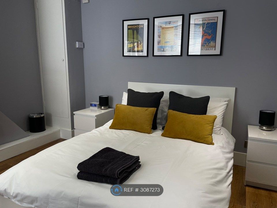 Property photo 2 of 14 Main Bedroom