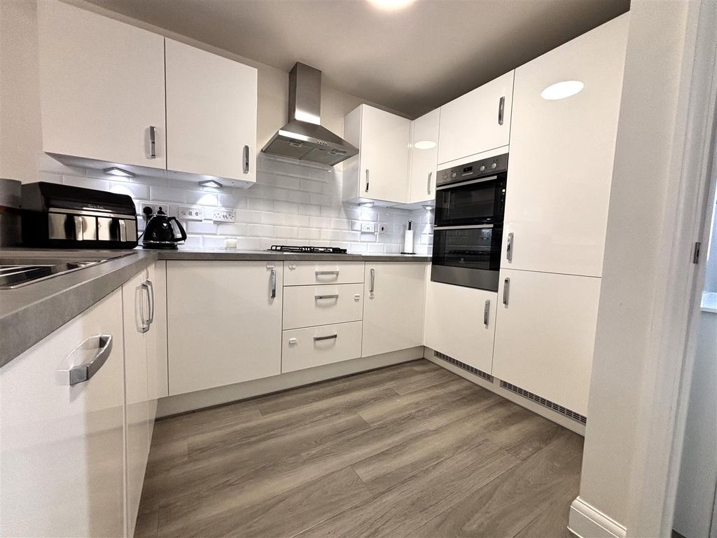 Property photo 2 of 17 Kitchen