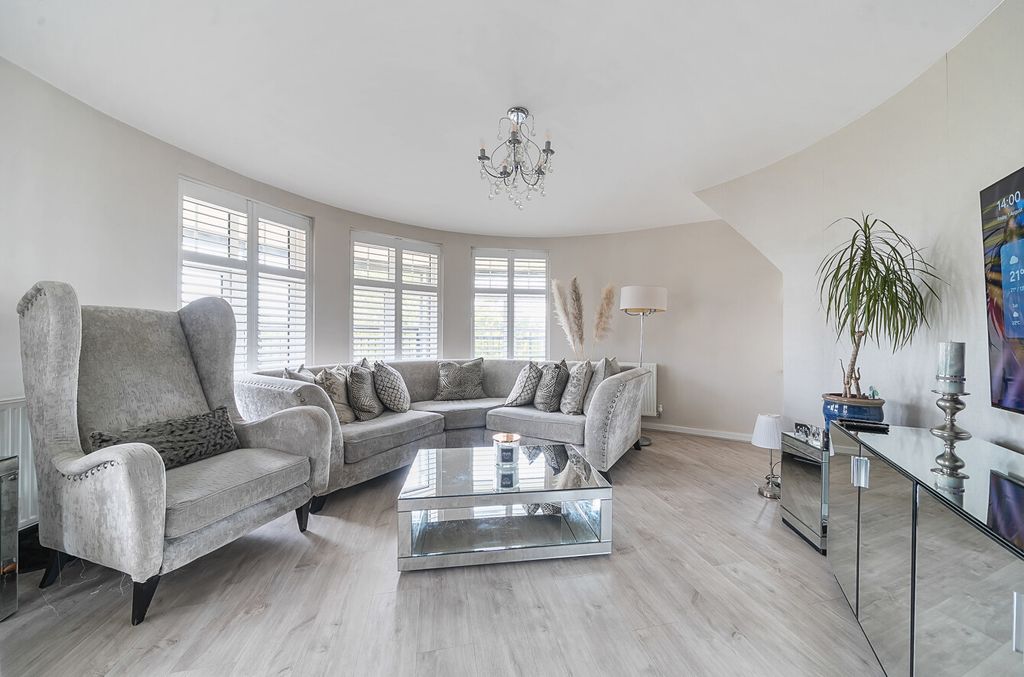 Property photo 3 of 20 1327208-10-688ce8...