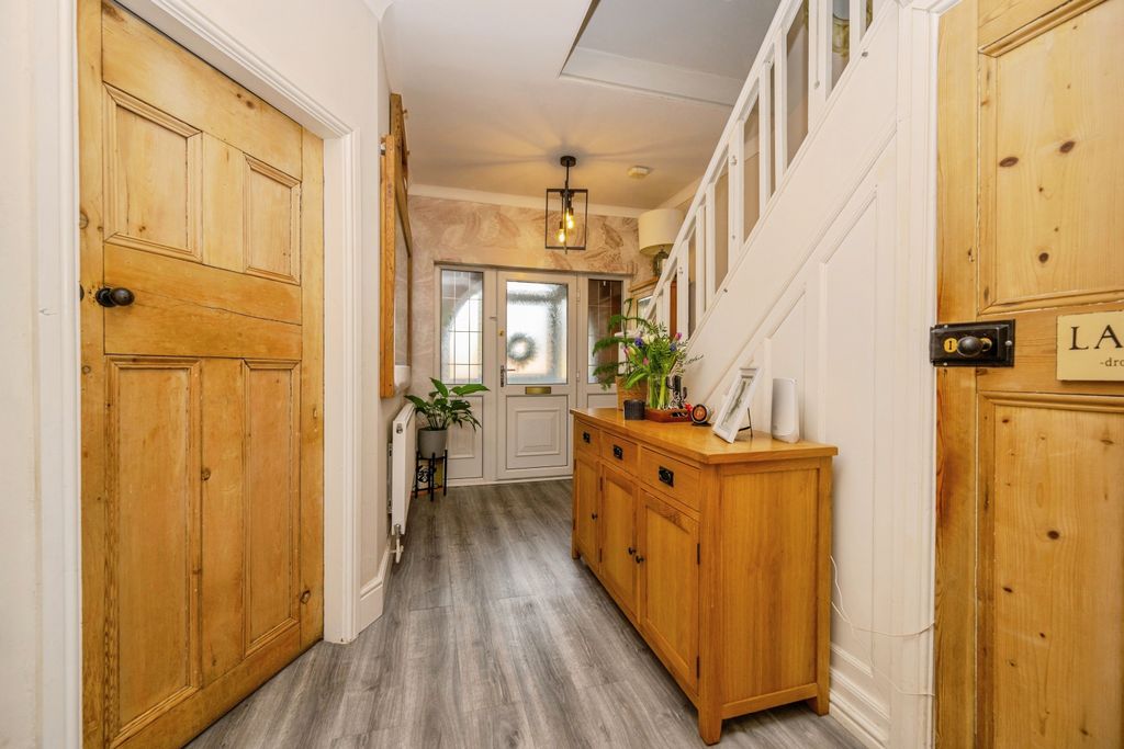 Property photo 2 of 20 190Stationroad-4