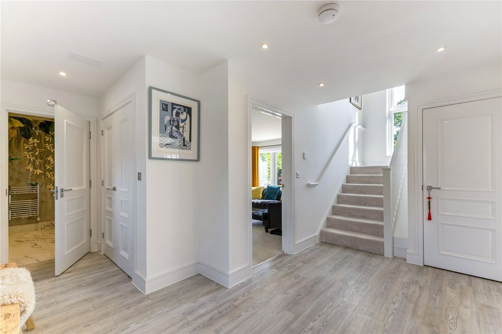 Property photo 2 of 19 Entrance Hall