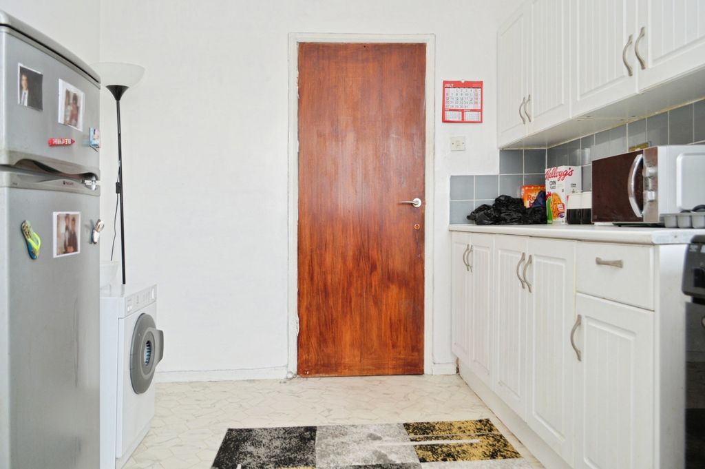 Property photo 3 of 10 Kitchen