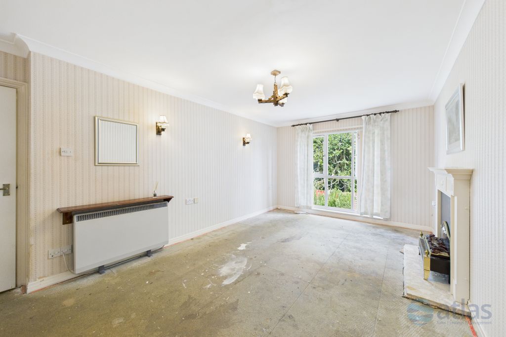 Property photo 3 of 15 Lounge