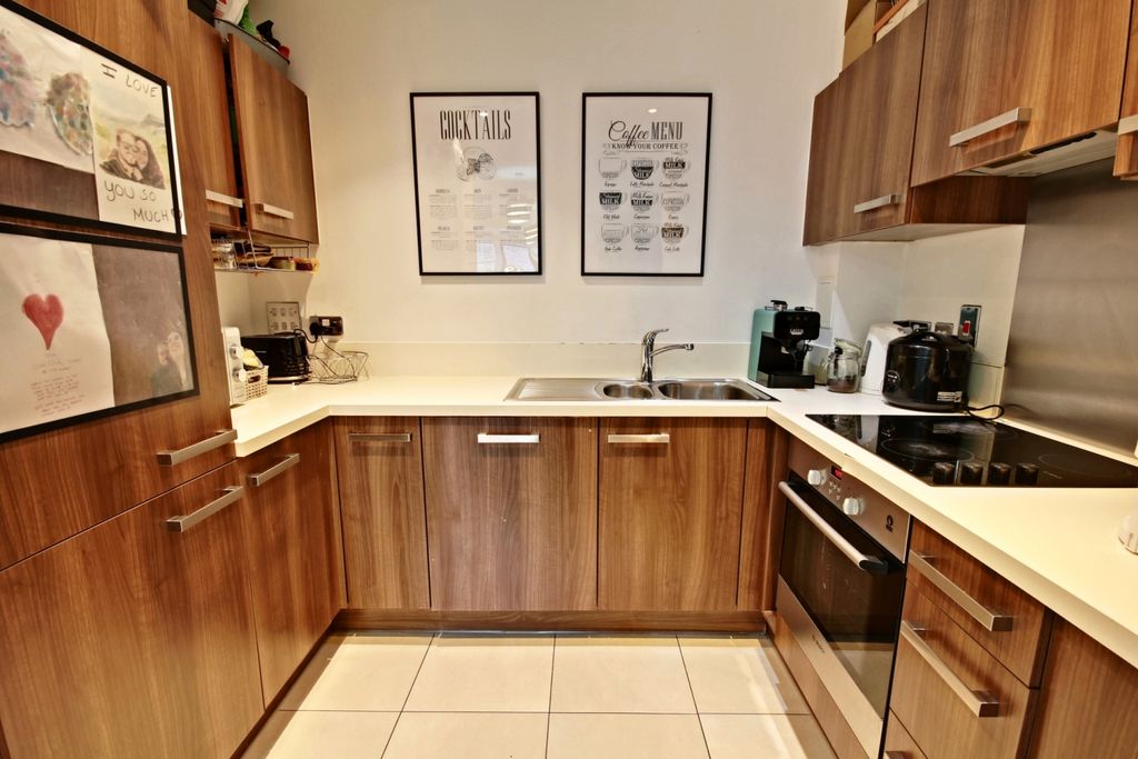 Property photo 3 of 15 2 Hurlington Court - Kitchen
