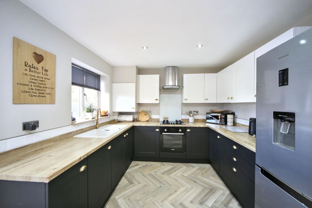 Property photo 2 of 23