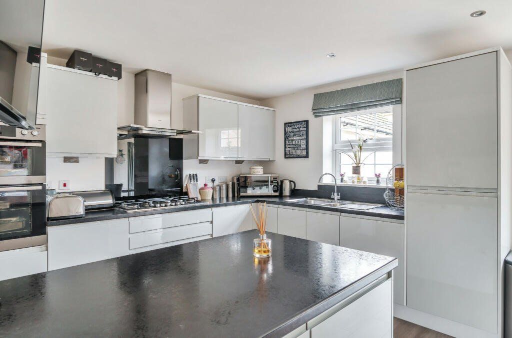 Property photo 3 of 19 Kitchen