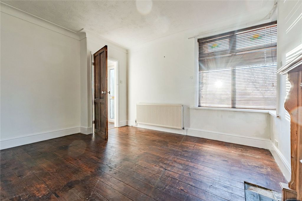 Property photo 2 of 18 Lounge