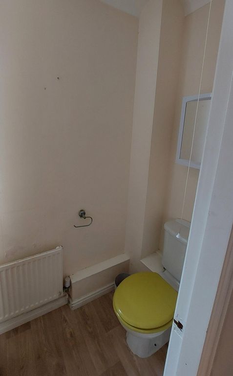 Property photo 3 of 12 Cloakroom