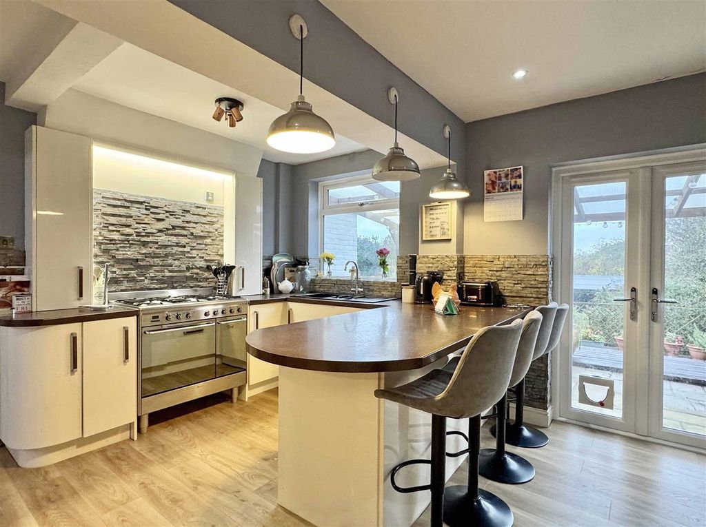 Property photo 3 of 26 Kitchen c.Jpg