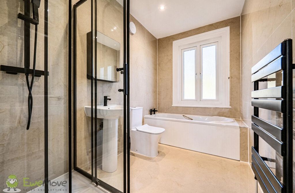 Property photo 3 of 11 Bathroom