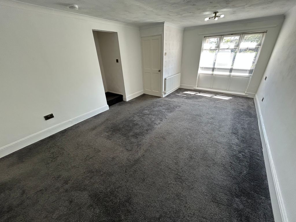 Property photo 2 of 7 Lounge 1