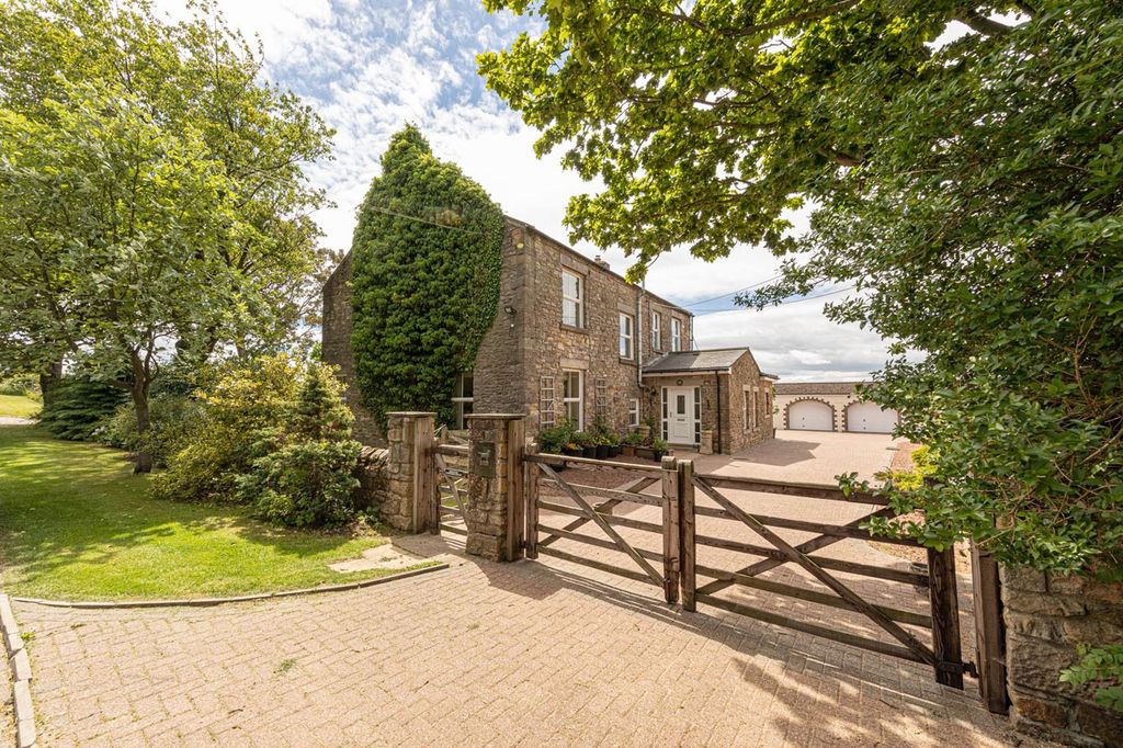 Property photo 2 of 40