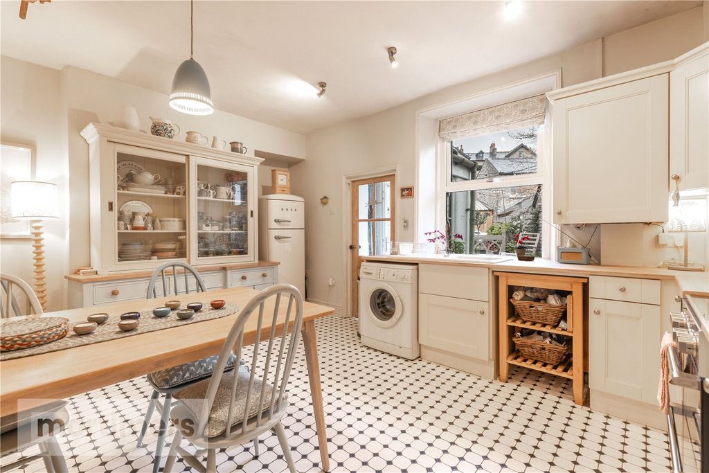 Property photo 2 of 18 Dining Kitchen