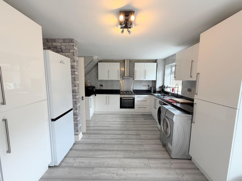 Property photo 2 of 11 Dining Kitchen